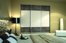 Sovrum profil silver   3st dörrar med delning av vitt glas och grå panel.